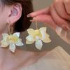 White Resin Flower Hoop New Earrings For Women Fashion Temperament Ear Hook Artistic Temperament Light Luxury Fairycore Jewelry