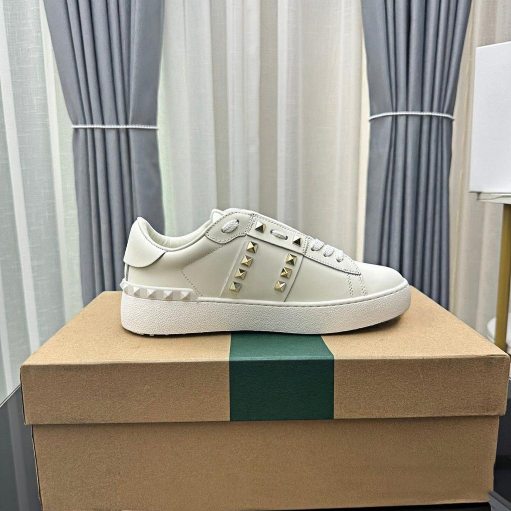 Sapatos brancos de sola grossa com rebites, sapatos casuais esportivos com cadarço versáteis para homens e mulheres, sapatos de skate casuais com combinação de cores para homens