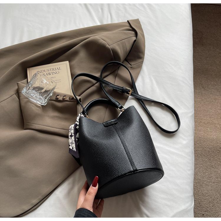 Popular temperament portable bucket bag 2025 spring new high-end messenger bag popular fashion women's shoulder bag