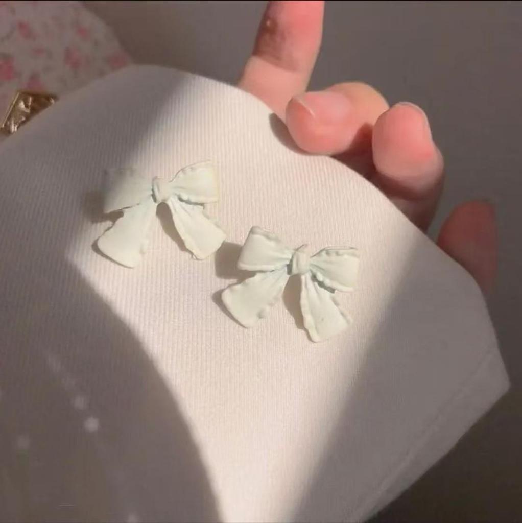 Minimalist French Drop Earrings: Retro, Sweet, Versatile Design with Light Luxury and Unique Personality