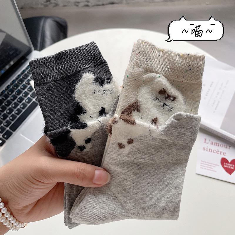 Cartoon Kitten Mid-Calf Socks: Cute Korean-Style Fuzzy Warm Women's Socks for Autumn and Winter