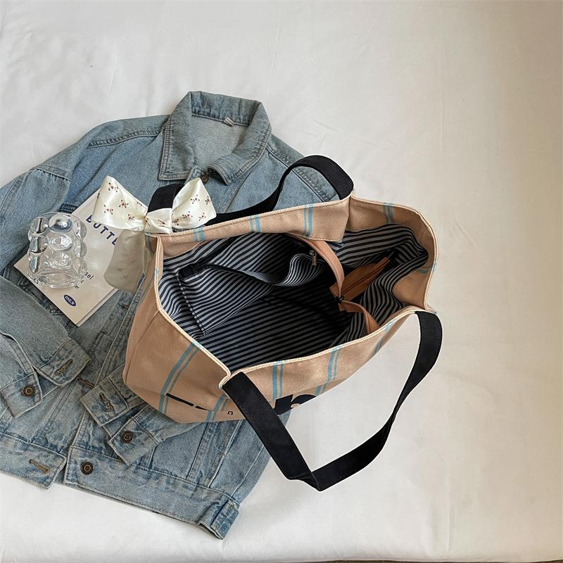 Женская холщовая сумка контрастного цвета в полоску с буквами — фото 6