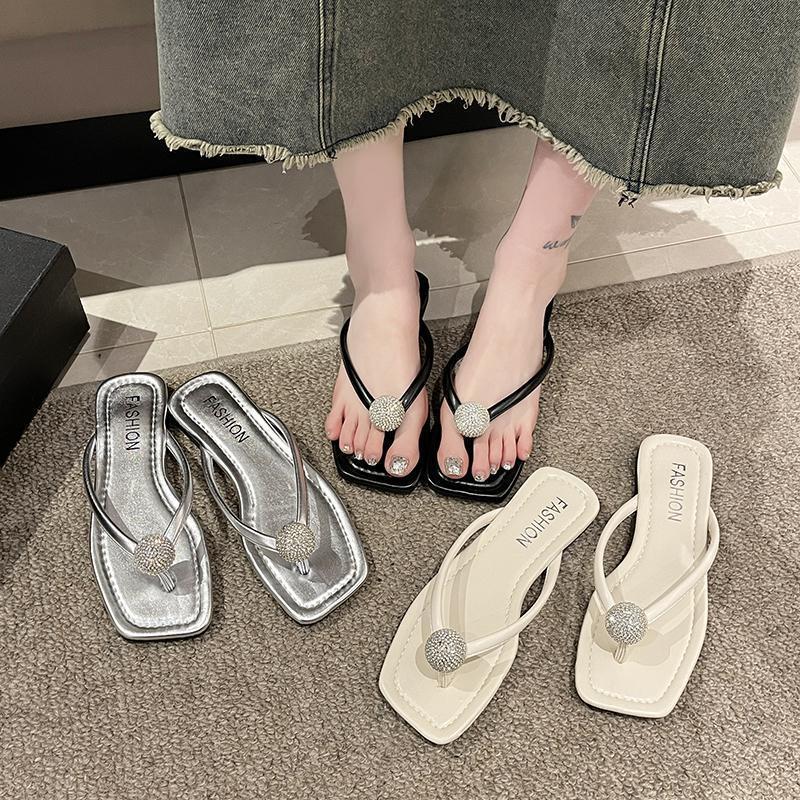 Flat-bottomed flip-flops for women's outer wear summer 2025 new French evening breeze niche toe beach sandals