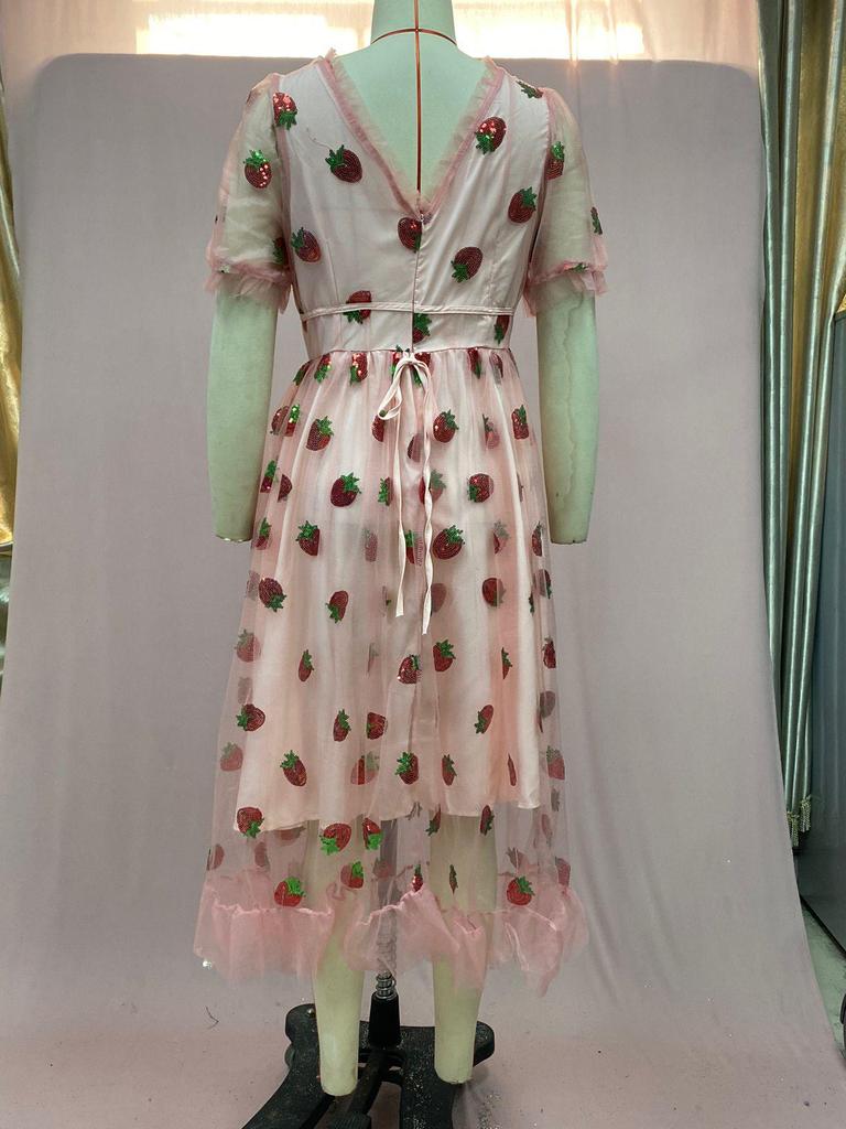2025 Francouzské šaty s dlouhou plisovanou sukní z flitrů a síťoviny s jahodovým potiskem