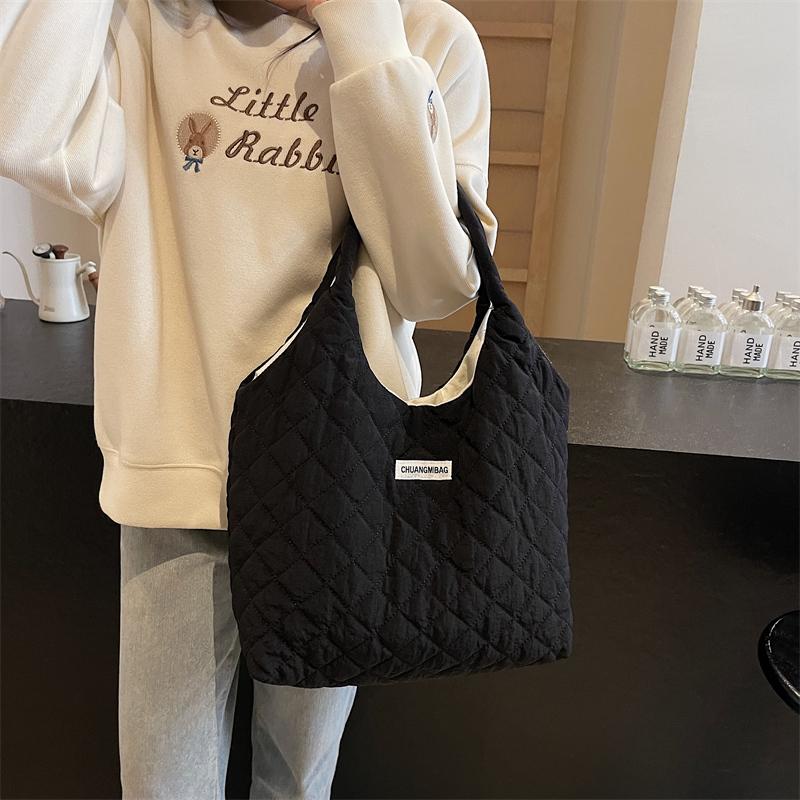 Однотонная сумка через плечо для женщин — фото 6