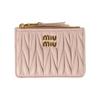 Carteira MIU MIU Acolchoada em Couro Nappa com Fecho de Zíper com Letra Metálica para Mulheres em Rosa Claro