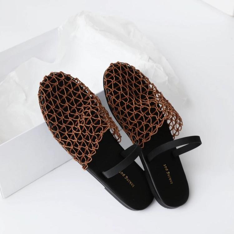 Сандалии-гладиаторы с закрытым носком и сетчатыми отверстиями на плоской подошве женские плетеные мюли с ленивым узором летняя верхняя одежда для отпуска пляжная обувь 40 темно-коричневого 2327₽