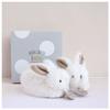 DOUDOU ET COMPAGNIE Lapin - Coffret chaussons avec hochet Taupe 0-6 mois