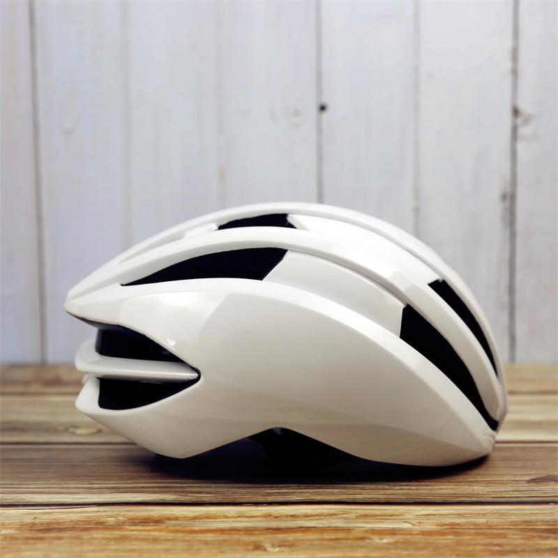 Professional Pneumatic Breaking Outdoor Mountain Road Bike Riding Helmet Integrated Pulley Bicycle Helmet