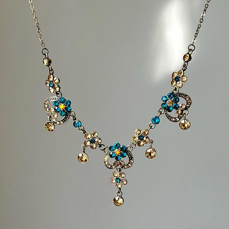 Diamond-encrusted flower fringed pendant necklace medieval vintage light luxury collarbone chain niche temperament high-end jewelry