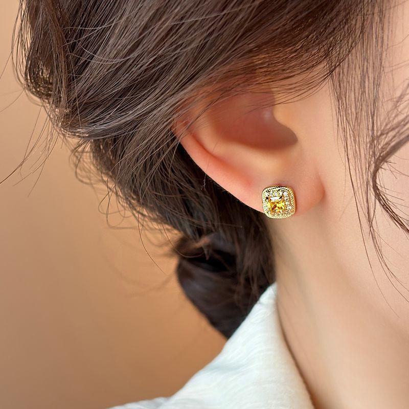 Gold Brushed Small Sugar Cube Stud Earrings for Women 2025 New Arrival Best Selling Accessible Luxury Fancy Dignified Generous Style Unique Earrings