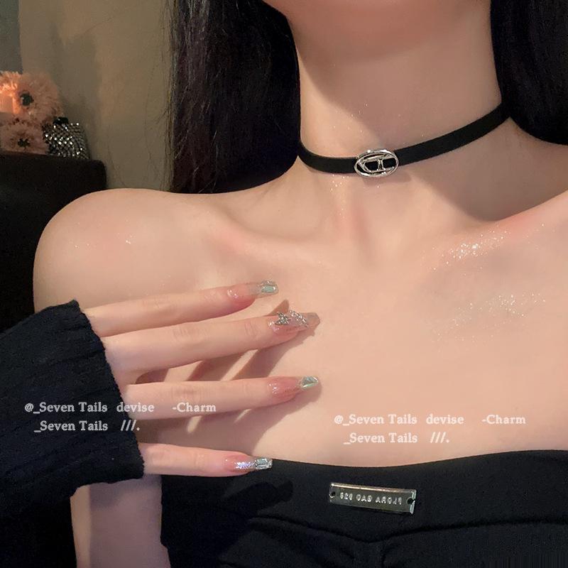 

Трендовое женское кожаное колье-чокер со строчкой в виде букв - Легкая роскошь и Крутой стиль Цепочка на ключицу Аксессуар для горячей девушки.