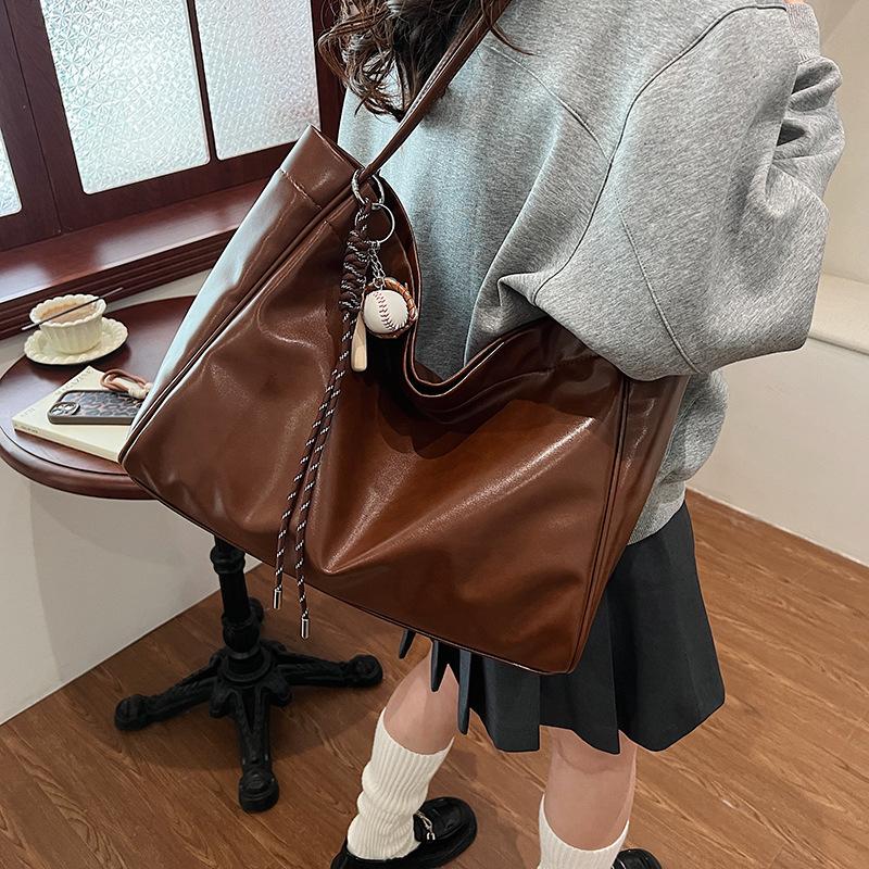 

Сумки женские осень-зима 2025 новые портативные текстурные сумки-тоут большой вместимости нишевого дизайна на одно плечо под мышку для通勤 39*10*30*26