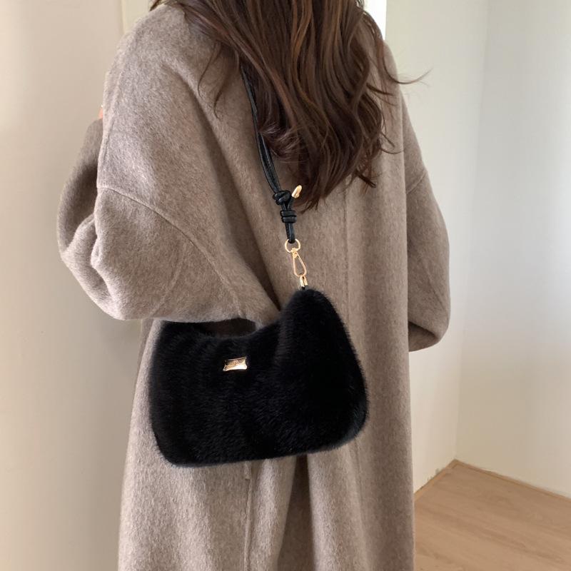 New Autumn and Winter Fashion Plush Bag Korean Version Niche Commuter Shoulder Messenger Bag Versatile Foreign Style Armpit Bag