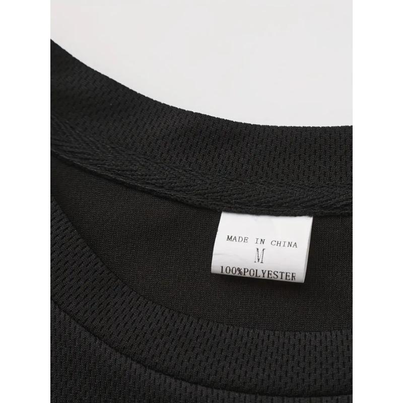 Europäische Größe Herren Dunkelblaues T-Shirt mit Schachfiguren Grafikdesign und Karomuster, Lässiges Outdoor-Taschen-Schwarzhosen-Outfit