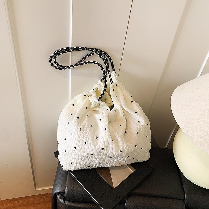 Korean trend niche design, large capacity tote bag, simple 2025 commuter small fresh spring shoulder bag for women