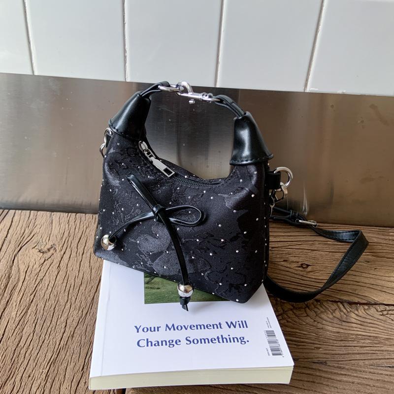 

Корейская нишевая повседневная сумка через плечо высокой ценности 2025 новая летняя модная портативная плиссированная сумка-пельмень с бантом чёрный