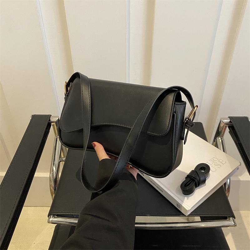 

Новая женская сумка прекрасна весной и популярна сегодня.. Повседневные маленькие сумки, сумки-мессенджеры, небольшие квадратные сумки на одно плечо и подмышку для женщин чёрный