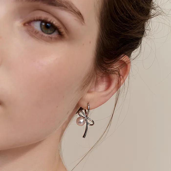 [Worn by Choi Hye-sun, Joo Hyun-young, Purple Kiss Na Go-eun, Go Won-hee] Hug Pearl Ribbon Earrings