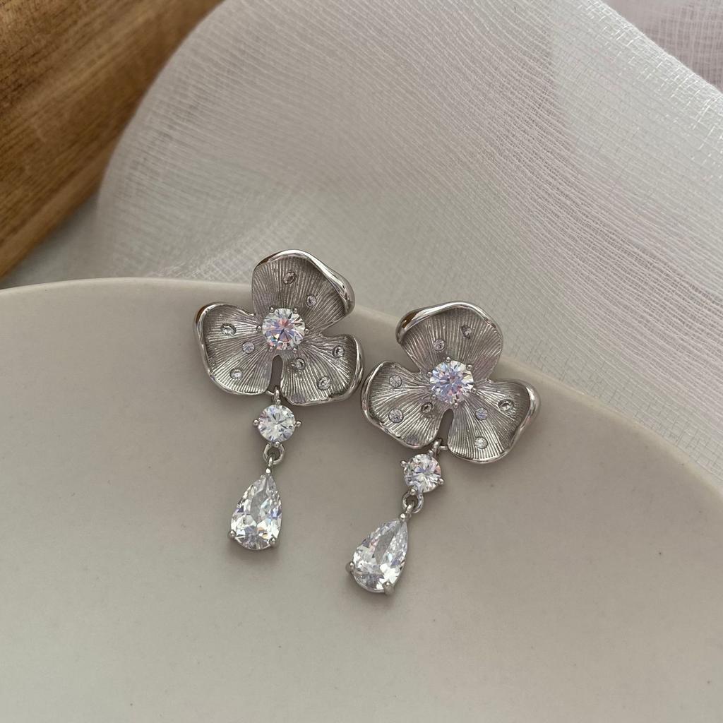 Flower Water Drop Stud Earrings Light Luxury Fashion Temperament High-end Earrings Versatile Niche Design Earrings