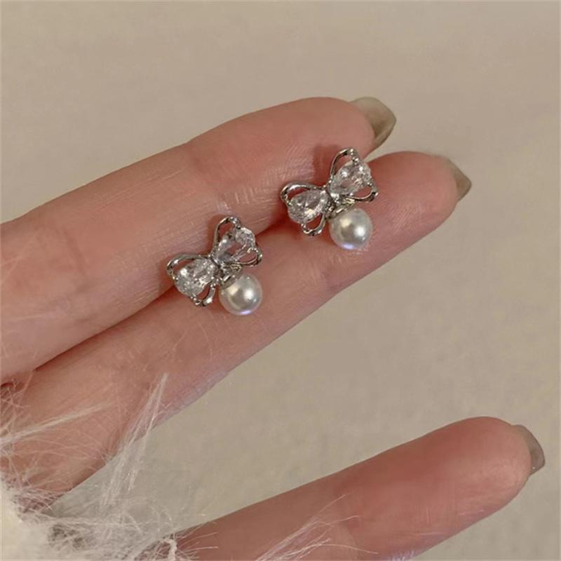 1Pair Korean Style Fashion Bowknot Pearl Earrings For Women Exquisite Luxury Simple Versatile Charm Pendant Earring Jewelry A1