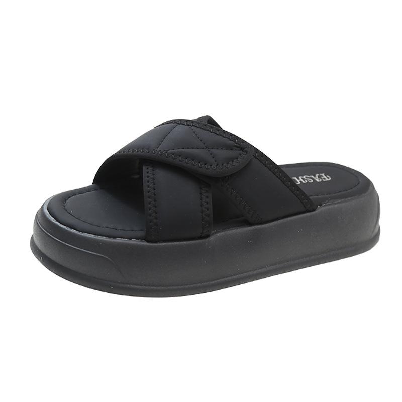 Schwarze Hausschuhe Damen tragen Plateausandalen im Sommer, neue Modelle im neuen Jahr, flache Sohle Ein-Wort-Slipper Muffin, lässige Sandalen Damen