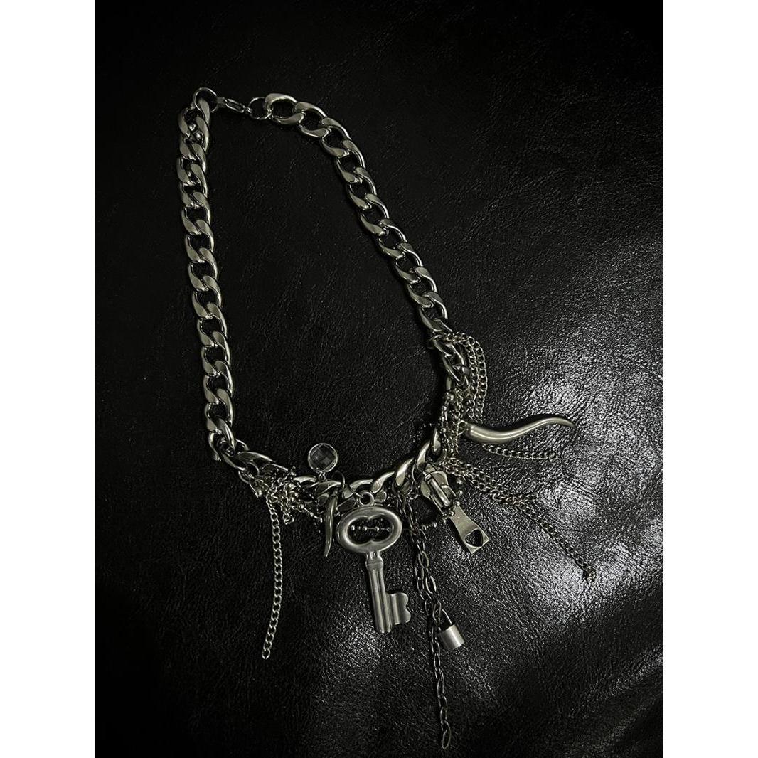 

Серия Shackle, оригинальное ожерелье, легкое роскошное нишевое ожерелье в стиле панк с кисточкой и подвеской-замком для мужчин и женщин A