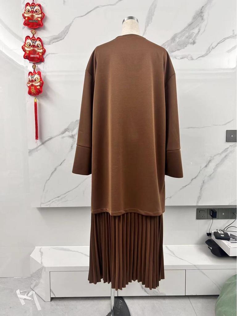 2025 Autumn Retro Women's Casual Set: Round Neck Loose Top & Half-Length Skirt