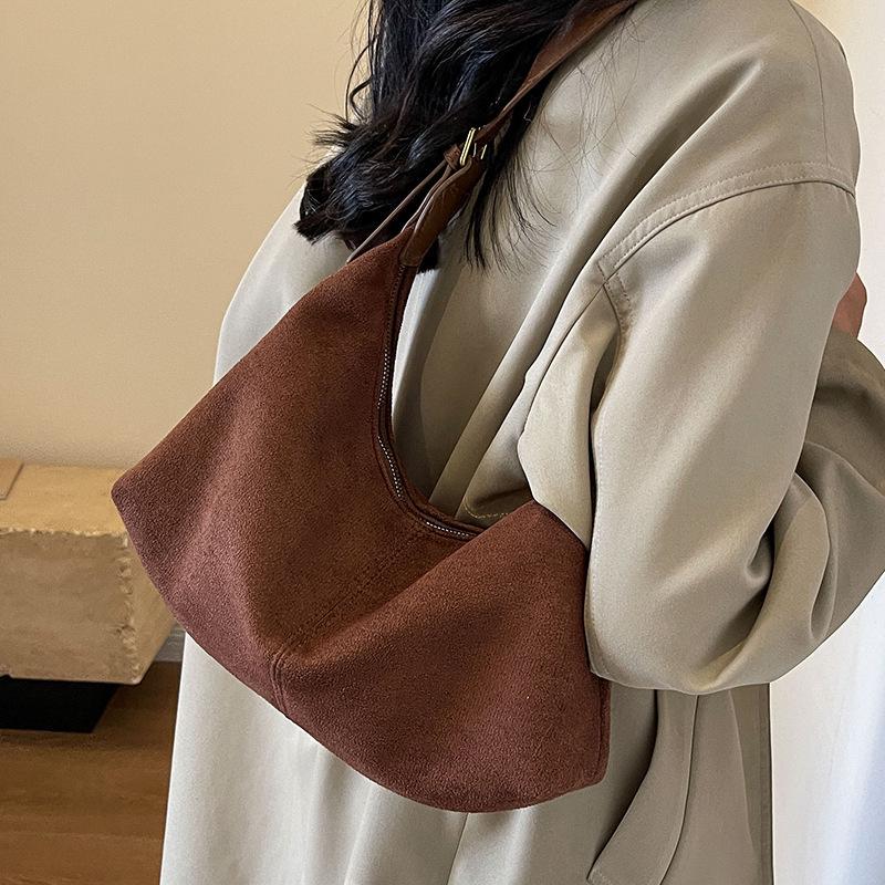 2023 Frosted Retro Women's Shoulder Bag - Large Capacity, Autumn/Winter Versatile Tote for Commuting.