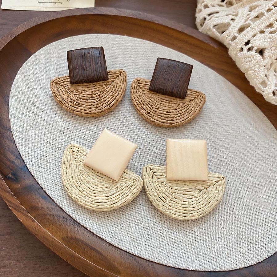 Bohemian Retro Semicircle Weave Raffia Dangle Earrings for Women Wooden Square Ear Drop Daily Wear Beach Vacation Accessory F