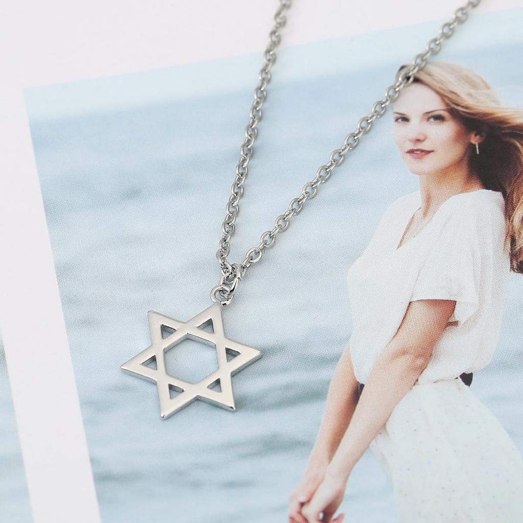 Six-Pointed Star Pendant Necklace: Elegant, Stylish, Hollow Design for a Chic Look