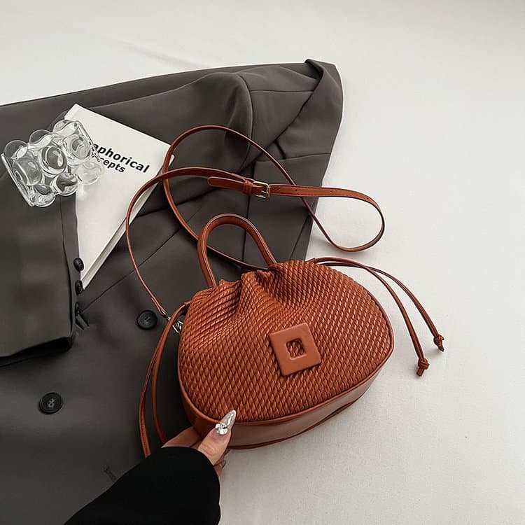Bolsa de ombro feminina elegante com textura