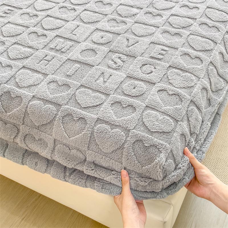 Hřejivé sametové prostěradlo s gumou, chránič matrace s motivem srdce, taftové přehozy na jednolůžko/dvoulůžko