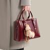 Red Bag, Fashionable and Large-capacity Shoulder Messenger Bag, Women's Simple and Versatile, High-end Sense of Leisure Trend