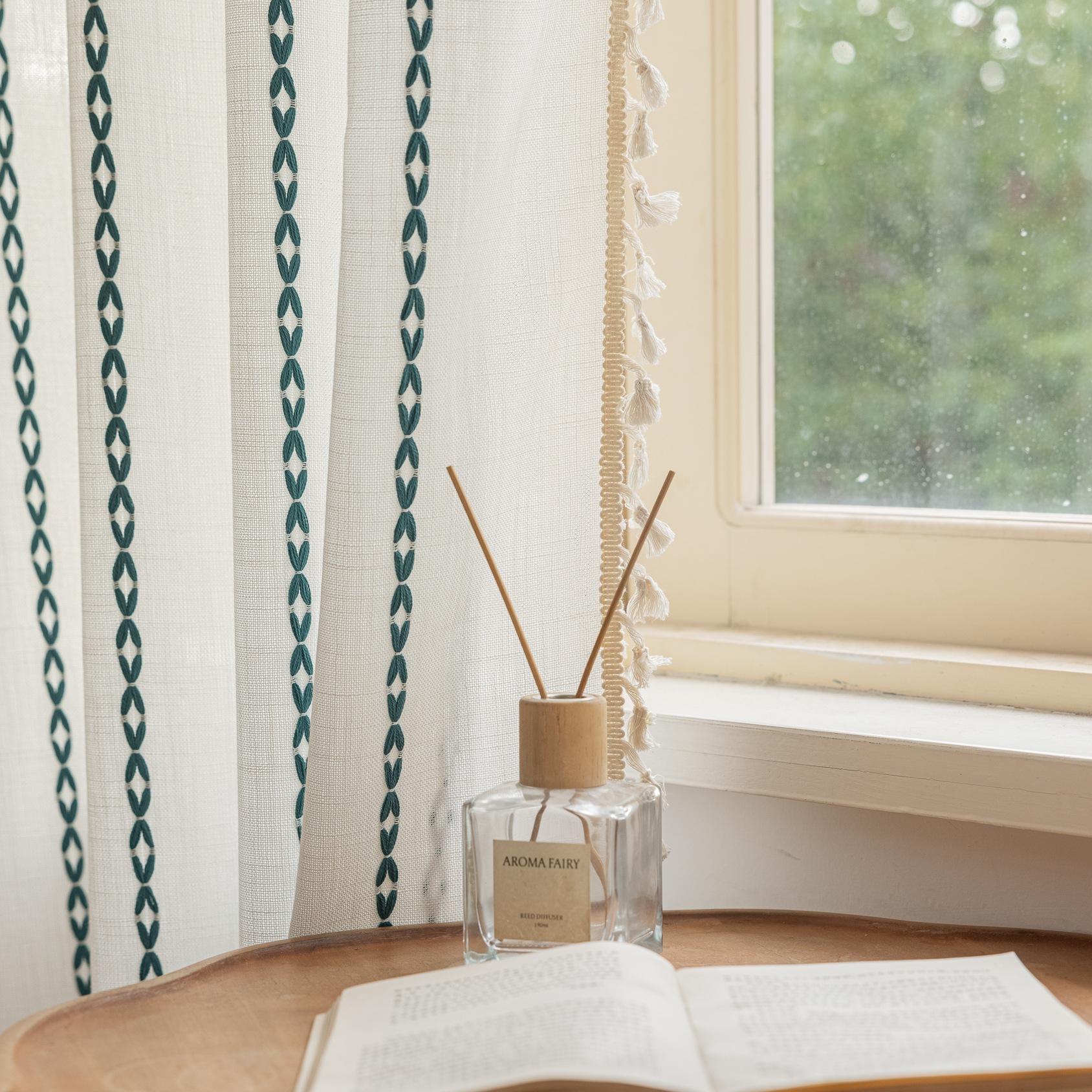 

Вышитые полосы Белая перегородка Украшение спальни Богемные полузатемняющие готовые шторы Height 45 * Width 132cm