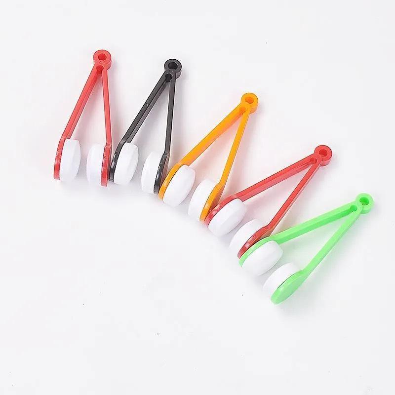 High-End Portable Glasses Cleaner: Multifunctional, No-Traces, Lens-Safe, Easy-To-Replace Lens Cloth.
