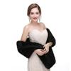 Winterlicher Schal aus Kunstleder, um die Braut bei der Hochzeit warm zu halten
