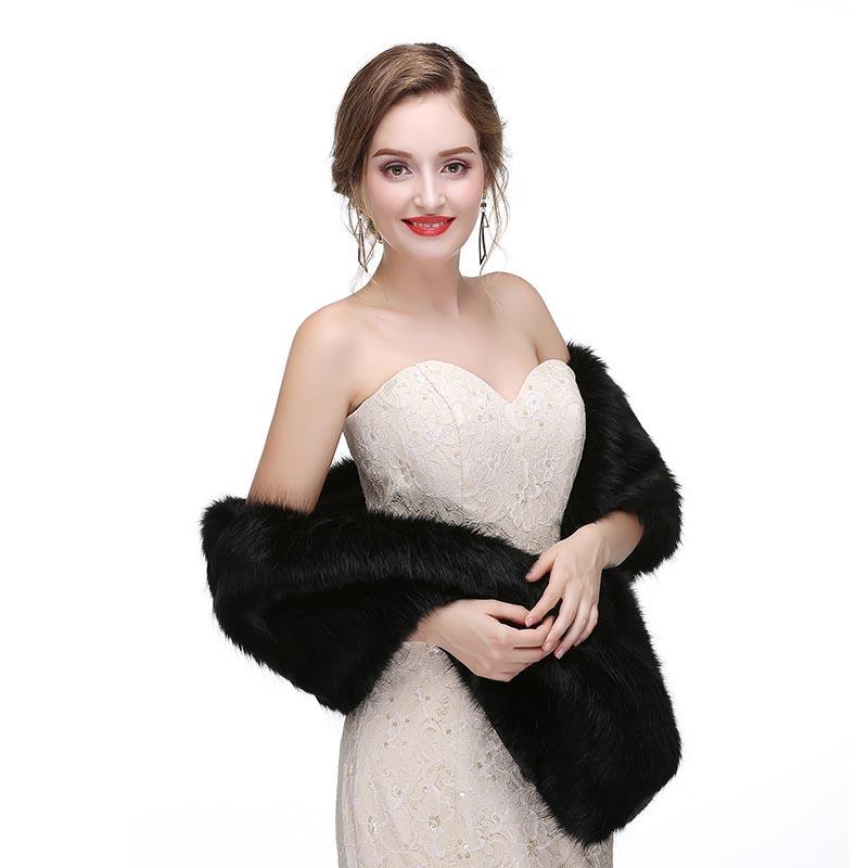 Winterlicher Schal aus Kunstleder, um die Braut bei der Hochzeit warm zu halten