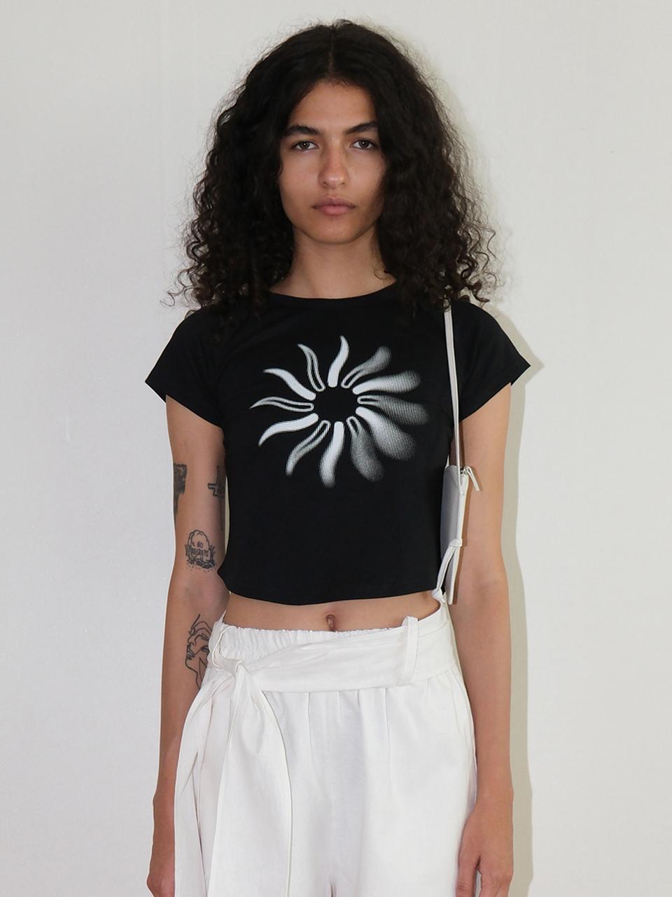 I Comma I Sun Symbol Cropped T-Shirt (Black) One