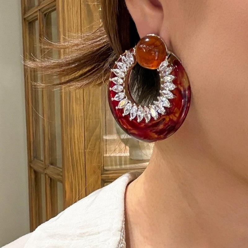 Модные серьги-подвески для женщин