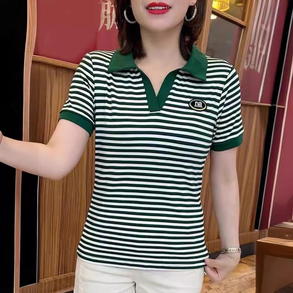 

Лето 2025 Новая темпераментная футболка в полоску, уменьшающая возраст, женский свободный топ большого размера с коротким рукавом и воротником поло M зелёный