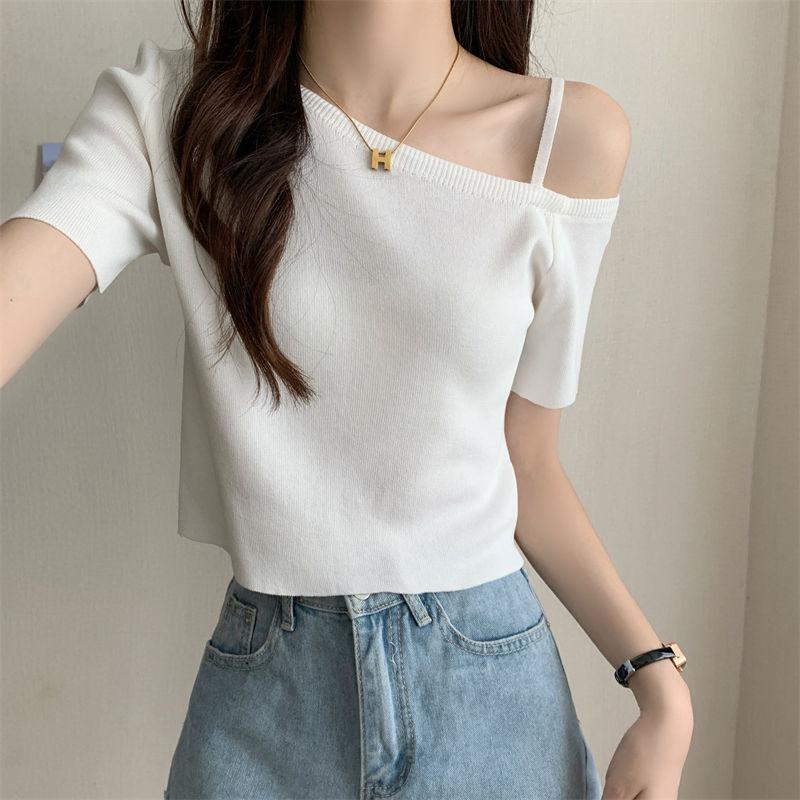 High End Chic a Krásné Tričko se Šikmým Límcem a Odkrytým Ramenem Krátký Pletený Top Léto Ledové Hedvábí Ramenní Tričko Krátký Rukáv