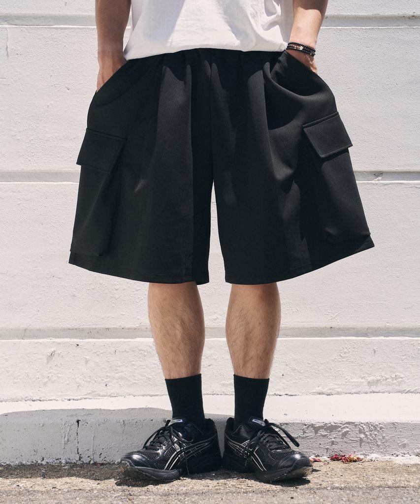 Beokeuldaun Comfort Big Pocket One-Pleat Wide Bermuda Cargo Sweatpants (Black)