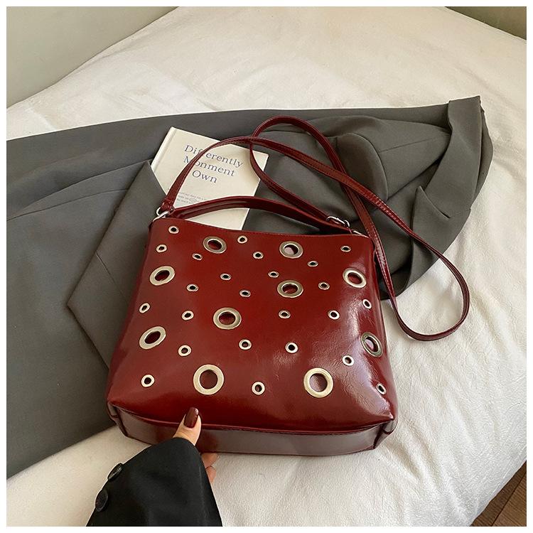 Stilvolle Nische Schultertasche Damen Herbst und Winter neu einfache Tasche Niet Textur Handtasche Damen