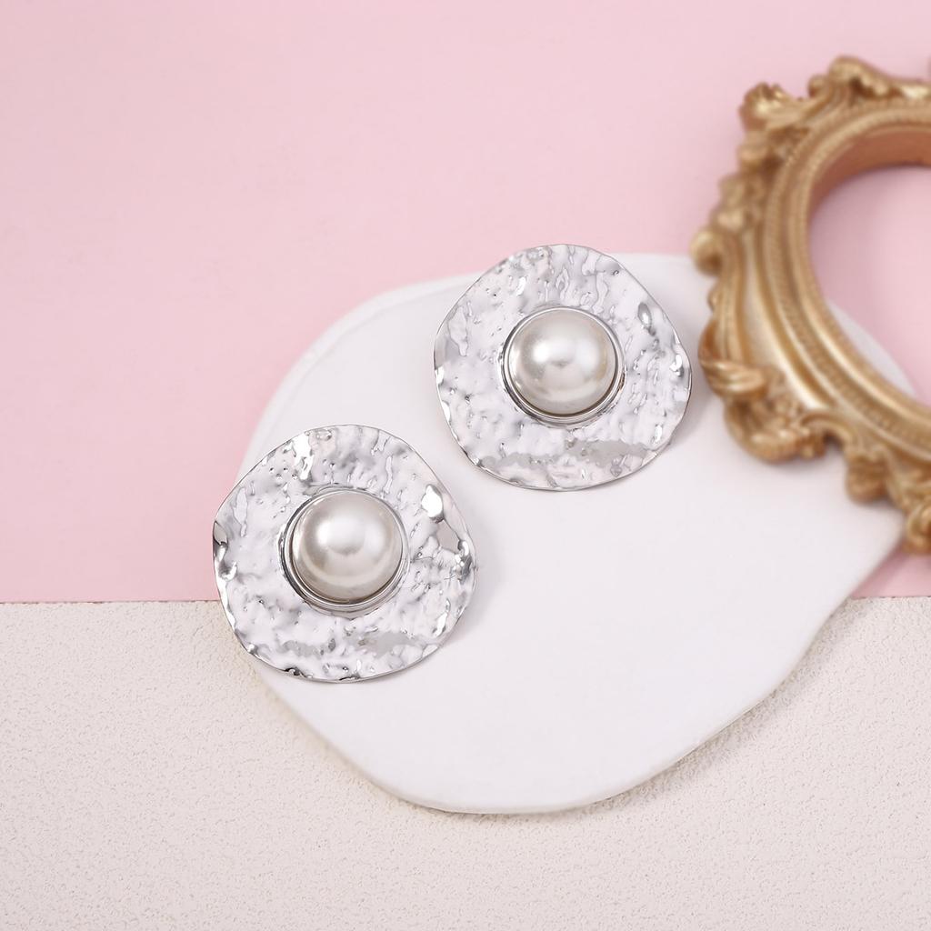 Die runden Ohrstecker mit leichtem Luxus und hochwertiger Sommer-Faux-Perle, geometrischer konkav-konvexer plissierter Textur, sind modisch und vielseitig.
