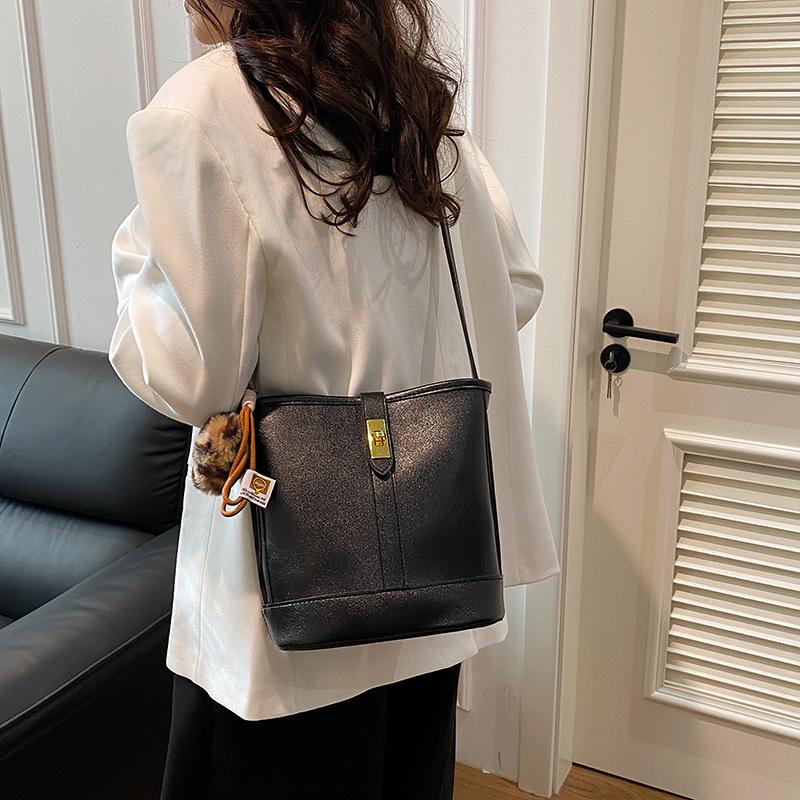 Fashion Trend Shoulder Bag 2025 New Crossbody Bag Simple Versatile Premium Bucket Bag Versatile Women's Bag