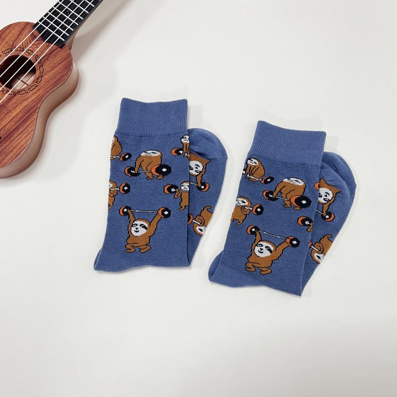 1 Pair Cartoon Cute Sloth Bodybuilding Weightlifting, Fashionable Comfty Men Mid-calf Socks For All Seasons Wearing