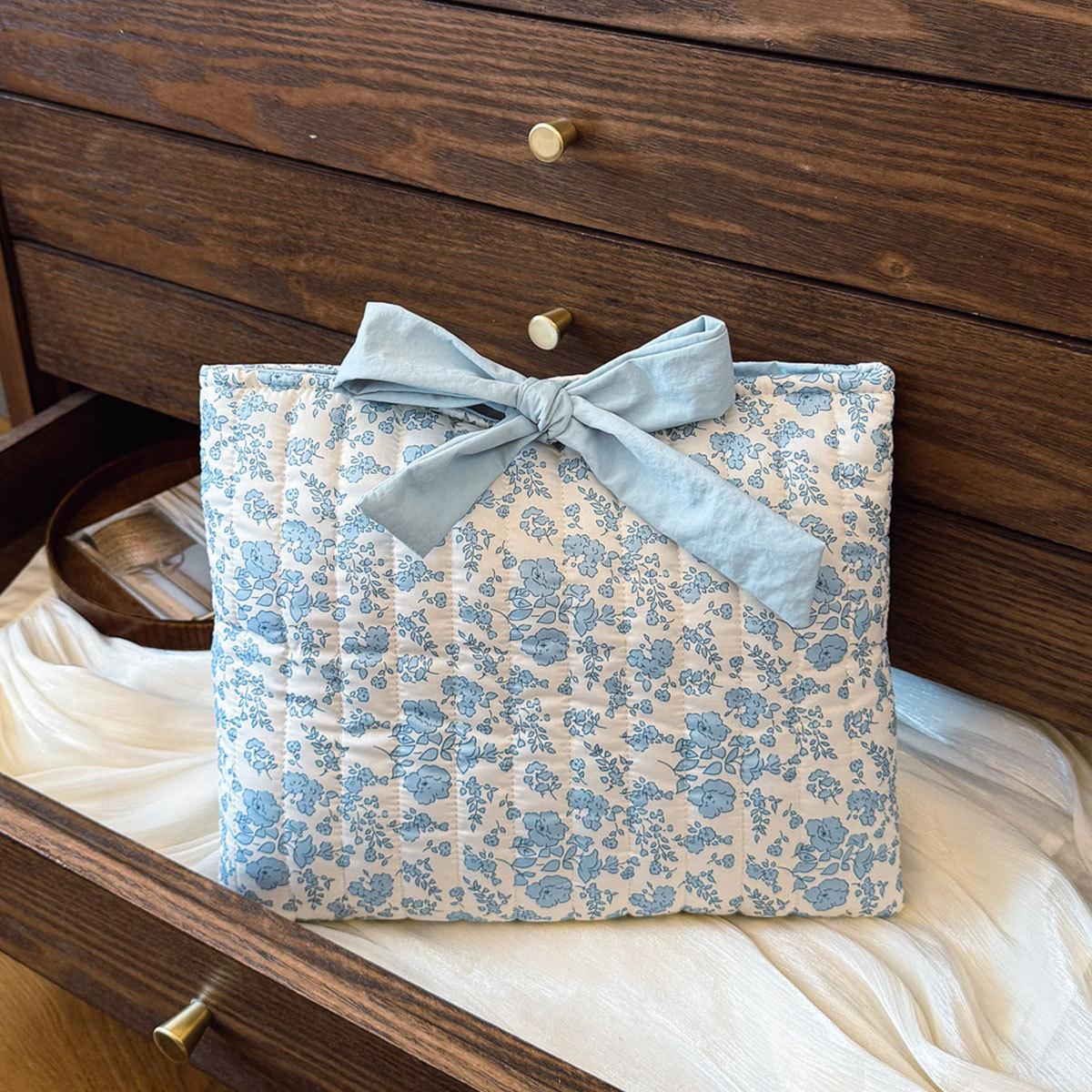 

1PC Floral Quilted Makeup Bag with Bow Large Capacity Multifunctional Practical Lightweight College Style Unsealed Lined Purse синий