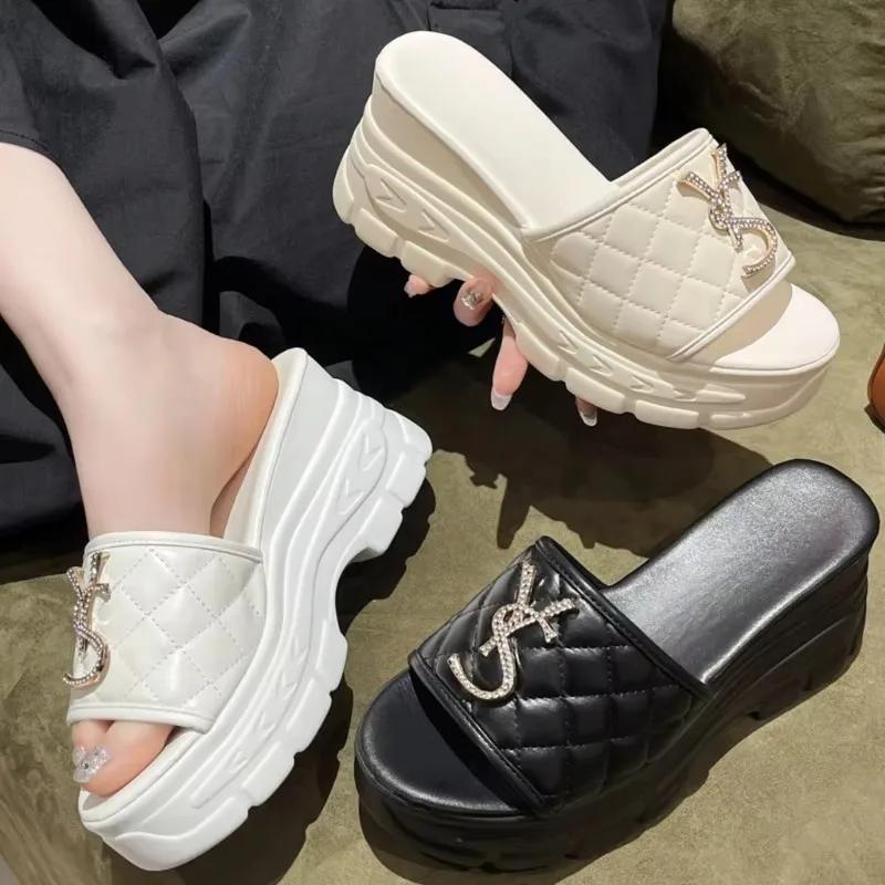 2026 Damen Luxus Sandalen Freizeit Leichte Schuhe Damen Rutschfeste Außen Hausschuhe Damen Sommer Plateau Buchstaben Sandalen