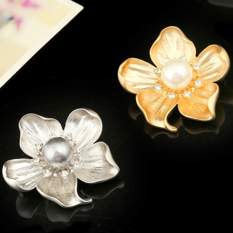 Fashionable Retro Alloy Flower-inlaid Pearl Brooch and Brooch Suit Accessories